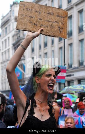 London, Großbritannien. 8. Juli 2023. Trans Pride 2023: Tausende märz in der „größten aller Zeiten“-Aufforderung zur Erteilung von Übertragungsrechten. Kredit: JOHNNY ARMSTEAD/Alamy Live News Stockfoto