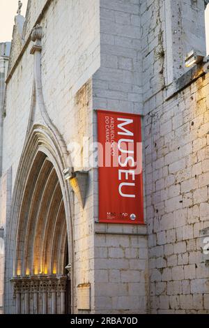 Museu Arqueológico do Carmo, Archäologisches Museum von Carmo in Lissabon, Portugal. Archäologiemuseum in der ehemaligen Kirche des Klosters Carmo. Stockfoto