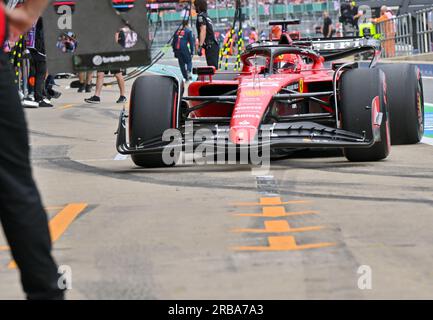 Towcester, Großbritannien. 08. Juli 2023. Silverstone, Towcester, Northamptonshire, Großbritannien, am 08 2023. Juli. Charles Leclerc, Ferrari, in der Pit Lane während der Practice Session 3 am Practice Day während des Formel 1 Aramco British Grand Prix in Silverstone, Towcester, Northamptonshire, Großbritannien am 08 2023. Juli. Kredit: Francis Knight/Alamy Live News Stockfoto