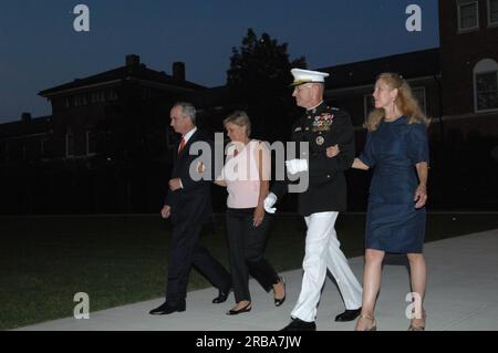 Minister Dirk Kempthorne besucht die Marine Barracks in Washington, D.C., um die Abendparade des Marine Corps zu besichtigen, Kommentare abzugeben und den Empfang an diesem Ort, einem nationalen historischen Wahrzeichen, zu besuchen Stockfoto