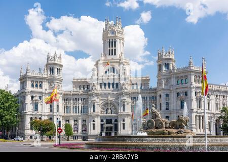 Der Cibeles-Brunnen mit Palacio de Cibeles (Cibeles-Palast) dahinter, Plaza de Cibeles, Centro, Madrid, Königreich Spanien Stockfoto