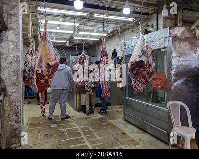 Amman, Jordanien verschiedene Arten von Lebensmittelgeschäften auf dem lokalen Basar (Souk) in Amman, traditioneller lokaler Markt mit Lebensmitteln und Gewürzen in Schüsseln und Tüten Stockfoto