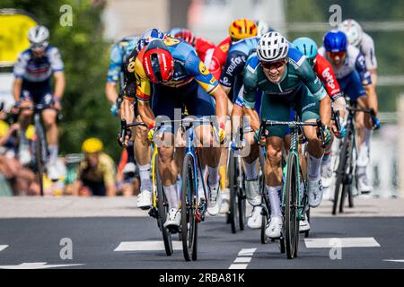 Limoges, Frankreich. 08. Juli 2023. Dänische Mads Pedersen von Lidl-Trek und belgischer Jasper Philipsen von Alpecin-Deceuninck springen bis zum Ende der Etappe 8 des Radrennen Tour de France, einem 200,7 km-Rennen von Libourne nach Limoges, Frankreich, Samstag, 08. Juli 2023. Die diesjährige Tour de France findet vom 01. Bis 23. Juli 2023 statt. BELGA FOTO JASPER JACOBS Kredit: Belga News Agency/Alamy Live News Stockfoto