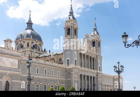 Kathedrale von Almudena (Catedral de la Almudena), Calle de Bailén, Centro, Madrid, Königreich Spanien Stockfoto