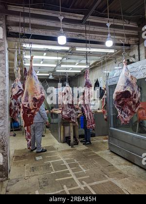 Amman, Jordanien verschiedene Arten von Lebensmittelgeschäften auf dem lokalen Basar (Souk) in Amman, traditioneller lokaler Markt mit Lebensmitteln und Gewürzen in Schüsseln und Tüten Stockfoto