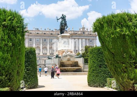 Palacio Real de Madrid (Königlicher Palast von Madrid) von Plaza de Oriente, Centro, Madrid, Königreich Spanien Stockfoto