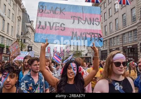 London, Großbritannien. 8. Juli 2023 Tausende von Menschen marschieren während Trans Pride 2023 durch das Zentrum von London. Kredit: Vuk Valcic/Alamy Live News Stockfoto