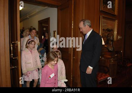 Sekretär Dirk Kempthorne wird von der Familie Jaeger im Innenraum besucht Stockfoto