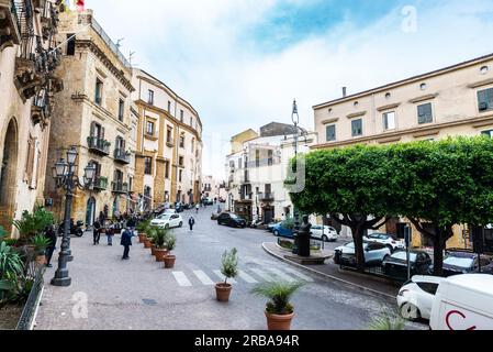 Agrigento, Italien - 8. Mai 2023: Piazza Luigi Pirandello mit Menschen in der Altstadt von Agrigento, Sizilien, Italien Stockfoto