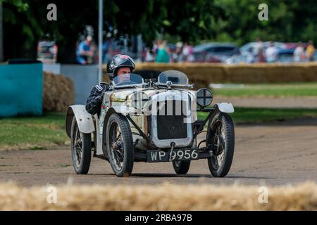 1935 Austin Ulster „WP9956“ fuhr auf dem Bicester Flywheel Festival 2023 um die Rennstrecke. Stockfoto