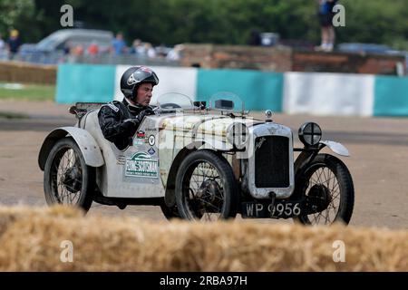 1935 Austin Ulster „WP9956“ fuhr auf dem Bicester Flywheel Festival 2023 um die Rennstrecke. Stockfoto