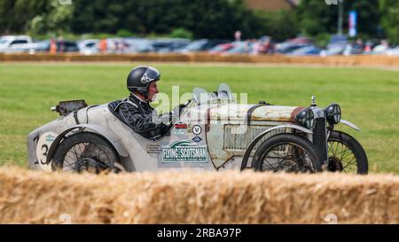 1935 Austin Ulster „WP9956“ fuhr auf dem Bicester Flywheel Festival 2023 um die Rennstrecke. Stockfoto