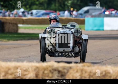 1935 Austin Ulster „WP9956“ fuhr auf dem Bicester Flywheel Festival 2023 um die Rennstrecke. Stockfoto