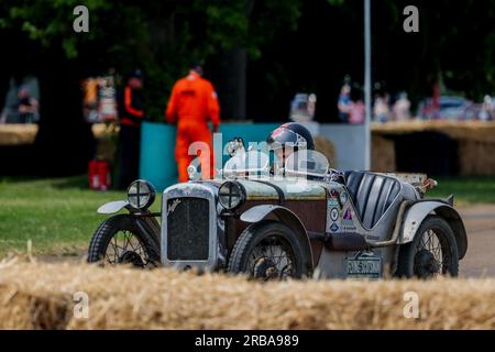 1935 Austin Ulster „WP9956“ fuhr auf dem Bicester Flywheel Festival 2023 um die Rennstrecke. Stockfoto