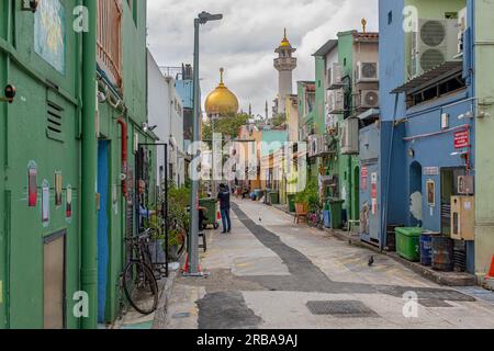 Kampong Glam, Singapur - 19. Dezember 2022: Ein Blick auf eine der Seitenstraßen des muslimischen Viertels Kampong Glam in Singapur, mit einigen Straßen A. Stockfoto