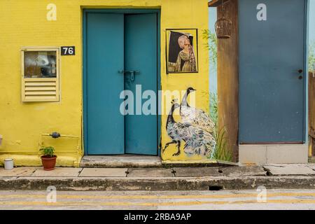 Kampong Glam, Singapur - 19. Dezember 2022: Anonyme Kunstwerke der Seitenstraßen des muslimischen Bezirks Kampong Glam, die Schwarz-Weiß-Bilder darstellen Stockfoto