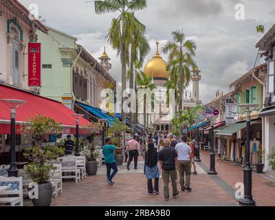 Kampong Glam, Singapur - 19. Dezember 2022: Hauptstraße des muslimischen Bezirks Kampong Glam, voll mit Besuchern, mit der Sultan-Moschee im Bac Stockfoto