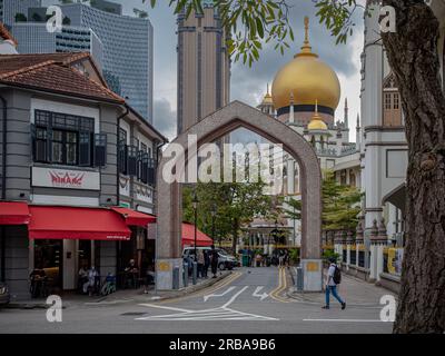 Kampong Glam, Singapur - 19. Dezember 2022: Straßeneingang des muslimischen Viertels Kampong Glam mit einigen kaum wiedererkennbaren Menschen, die in der Gegend laufen Stockfoto