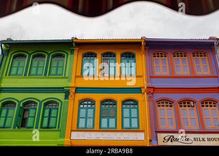 Kampong Glam, Singapur - 19. Dezember 2022: Farbenfrohe Fassaden des muslimischen Viertels Kampong Glam mit einigen bekannten Ladenschildern aber wi Stockfoto