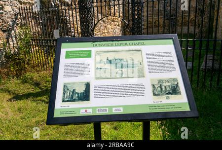 Informationsschild „Ruins of Dunwich Lepra Chapel“, Dunwich, Suffolk, England, Großbritannien Stockfoto