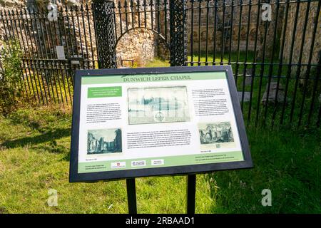 Informationsschild „Ruins of Dunwich Lepra Chapel“, Dunwich, Suffolk, England, Großbritannien Stockfoto