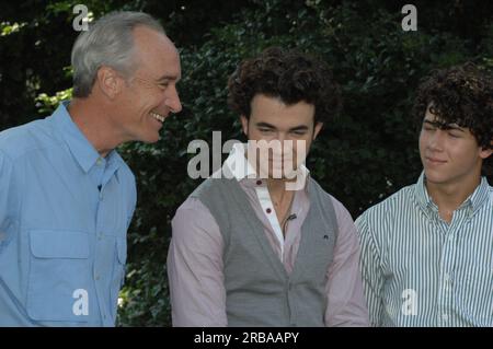 Minister Dirk Kempthorne und Helfer von Popmusikstars, den Jonas Brothers - Kevin, Joe und Nick - für die Arbeit am PSA-Video (Public Service Announcement), aufgenommen im Weißen Haus South Lawn, um die Kampagne „Get Outdoors, IT's Your“ zu fördern Stockfoto