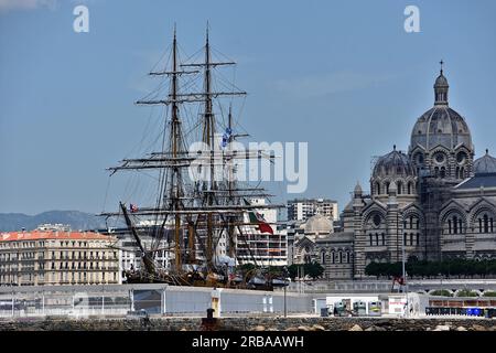 Marseille, Frankreich. 7. Juli 2023. Allgemeiner Blick auf das Amerigo Vespucci vor der Kathedrale Sainte-Marie-Majeure. Das italienische Schiff Amerigo Vespucci machte seinen ersten Zwischenstopp in Marseille, bevor es auf eine Weltreise ging. Dieses drei-Mast-Ausbildungsschiff der italienischen Marine gilt als das schönste Schiff der Welt. (Credit Image: © Gerard Bottino/SOPA Images via ZUMA Press Wire) NUR REDAKTIONELLE VERWENDUNG! Nicht für den kommerziellen GEBRAUCH! Stockfoto