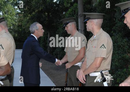 Besuch von Minister Dirk Kempthorne in den Marine Barracks, Washington, D.C., USA Der älteste Posten der Marine Corp und ein nationales historisches Wahrzeichen Stockfoto