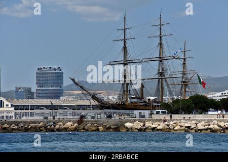 Marseille, Frankreich. 7. Juli 2023. Allgemeiner Blick auf das in Marseille angedockte Amerigo Vespucci. Das italienische Schiff Amerigo Vespucci machte seinen ersten Zwischenstopp in Marseille, bevor es auf eine Weltreise ging. Dieses drei-Mast-Ausbildungsschiff der italienischen Marine gilt als das schönste Schiff der Welt. (Credit Image: © Gerard Bottino/SOPA Images via ZUMA Press Wire) NUR REDAKTIONELLE VERWENDUNG! Nicht für den kommerziellen GEBRAUCH! Stockfoto