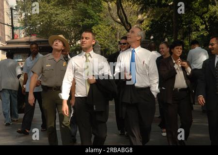 Minister Dirk Kempthorne und Helfer in New York City, New York, für die Tour, Teilnahme an der Einweihung der neuen Gedenkstätte am African Grabstätte National Monument Stockfoto