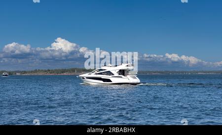 Nautisches Schiff, das Menschen auf der Ostsee bei Helsinki transportiert Stockfoto