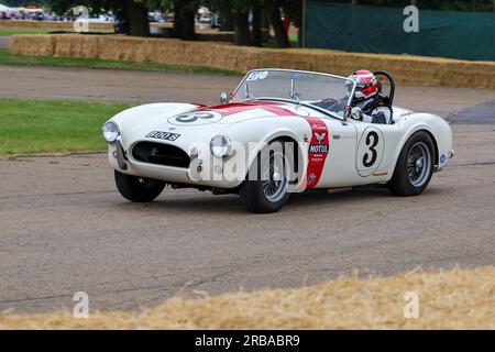 1962 AC Shelby AC Cobra auf dem Bicester Heritage Schwungrad 2023. Stockfoto