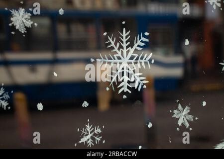 Bemalte Schneeflocke auf einem Fenster im Winter Stockfoto