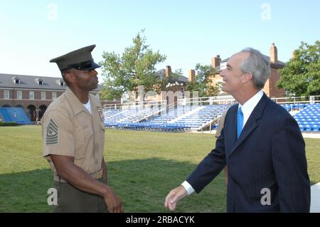 Besuch von Minister Dirk Kempthorne in den Marine Barracks, Washington, D.C., USA Der älteste Posten der Marine Corp und ein nationales historisches Wahrzeichen Stockfoto