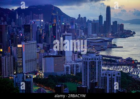 Hongkong, China. 05. Juli 2023. Gebäude und Wolkenkratzer sind im Hong Kong Island District zu sehen. (Foto: Michael Ho Wai Lee/SOPA Images/Sipa USA) Guthaben: SIPA USA/Alamy Live News Stockfoto