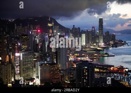 Hongkong, China. 05. Juli 2023. Gebäude und Wolkenkratzer sind im Hong Kong Island District zu sehen. (Foto: Michael Ho Wai Lee/SOPA Images/Sipa USA) Guthaben: SIPA USA/Alamy Live News Stockfoto