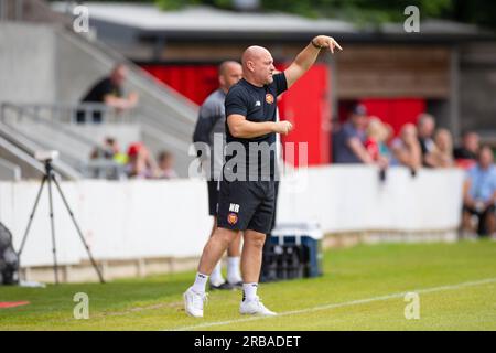 manager des FC United Neil Reynolds gestikuliert während des Vorsaison-Freundschaftsspiels zwischen FC United of Manchester und Barrow am Samstag, den 8. Juli 2023 im Broadhurst Park, Moston. (Foto: Mike Morese | MI News) Guthaben: MI News & Sport /Alamy Live News Stockfoto