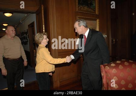 Minister Dirk Kempthorne wird von einer Geib-Delegation im Innenraum besucht Stockfoto