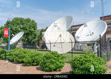 VERMILLION, SD, USA - 22. JUNI 2023: South Dakota Public Broadcasting Satellite Dishes im Al Neuharth Media Center auf dem Campus der University of Stockfoto