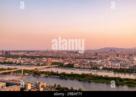 Blick über Wien bei Sonnenuntergang. Blick über die Stadt bei Sonnenuntergang. Stadtmitte bei Sonnenuntergang. Stockfoto