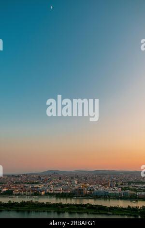 Ctiy in der Dämmerung in Österreich. Blick über die europäische Stadt bei Sonnenuntergang Stockfoto