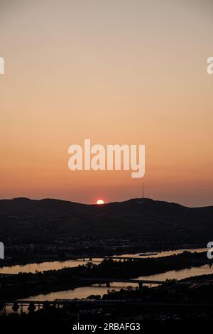 Sonnenuntergang über dem Gebirge bei Wien, Österreich. Wir reisen nach Österreich für den Sonnenuntergang Stockfoto