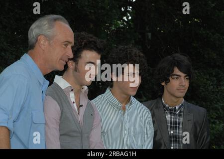 Minister Dirk Kempthorne und Helfer von Popmusikstars, den Jonas Brothers - Kevin, Joe und Nick - für die Arbeit am PSA-Video (Public Service Announcement), aufgenommen im Weißen Haus South Lawn, um die Kampagne „Get Outdoors, IT's Your“ zu fördern Stockfoto