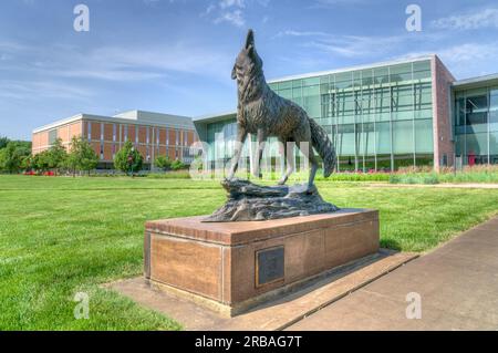 VERMILLION, SD, USA - 22. JUNI 2023: Alte Skulptur auf dem Campus der University of South Dakota. Stockfoto