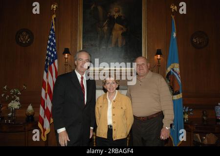 Minister Dirk Kempthorne wird von einer Geib-Delegation im Innenraum besucht Stockfoto