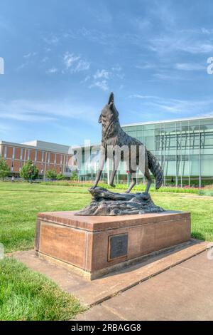 VERMILLION, SD, USA - 22. JUNI 2023: Alte Skulptur auf dem Campus der University of South Dakota. Stockfoto