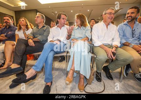 8. Juli 2023: 8. Juli 2023 (malaga) ehemaliger Präsident der Regierung und Präsident der FAES-Stiftung, José MarÃ-a Aznar; Der Generalkoordinator der PP und Kandidat Nummer eins der PP von Malaga für den Kongress, ElÃ-AS Bendodo, nimmt an einer öffentlichen Veranstaltung anlässlich des 23J Teil. Im NH MÃ¡laga Hotel. (Kreditbild: © Lorenzo Carnero/ZUMA Press Wire) NUR REDAKTIONELLE VERWENDUNG! Nicht für den kommerziellen GEBRAUCH! Stockfoto