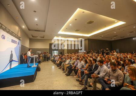 8. Juli 2023: 8. Juli 2023 (malaga) ehemaliger Präsident der Regierung und Präsident der FAES-Stiftung, José MarÃ-a Aznar; Der Generalkoordinator der PP und Kandidat Nummer eins der PP von Malaga für den Kongress, ElÃ-AS Bendodo, nimmt an einer öffentlichen Veranstaltung anlässlich des 23J Teil. Im NH MÃ¡laga Hotel. (Kreditbild: © Lorenzo Carnero/ZUMA Press Wire) NUR REDAKTIONELLE VERWENDUNG! Nicht für den kommerziellen GEBRAUCH! Stockfoto