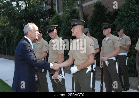 Besuch von Minister Dirk Kempthorne in den Marine Barracks, Washington, D.C., USA Der älteste Posten der Marine Corp und ein nationales historisches Wahrzeichen Stockfoto