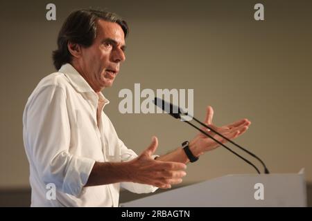 8. Juli 2023: 8. Juli 2023 (malaga) ehemaliger Präsident der Regierung und Präsident der FAES-Stiftung, José MarÃ-a Aznar; Der Generalkoordinator der PP und Kandidat Nummer eins der PP von Malaga für den Kongress, ElÃ-AS Bendodo, nimmt an einer öffentlichen Veranstaltung anlässlich des 23J Teil. Im NH MÃ¡laga Hotel. (Kreditbild: © Lorenzo Carnero/ZUMA Press Wire) NUR REDAKTIONELLE VERWENDUNG! Nicht für den kommerziellen GEBRAUCH! Stockfoto